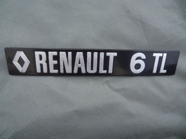 J'ai repeint le monogramme de ma Renault 6 TL 0598eu